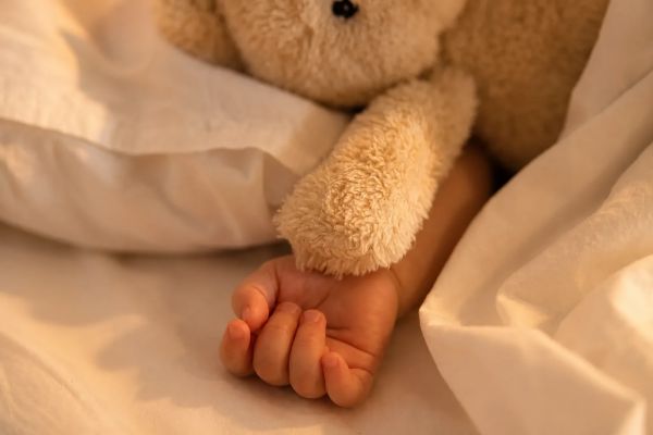 Bruit blanc et sommeil de l'enfant : ce qu'il fait vraiment, et jusqu'à quel âge